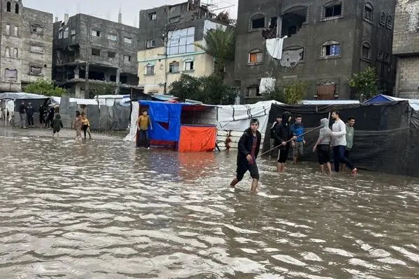 تصاویر؛ بارش شدید باران باعث آب‌گرفتگی چادرهای آوارگان در غزه شد
