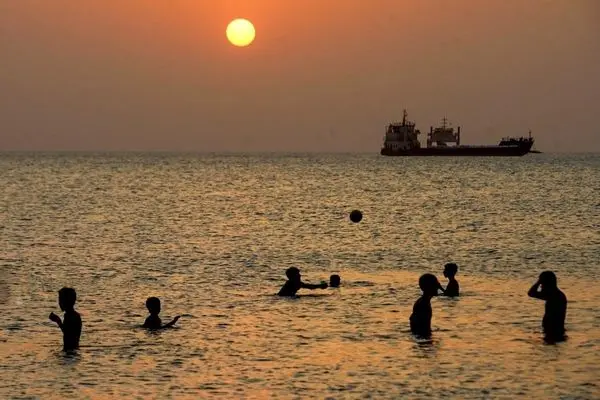 تصاویر؛ حال خوب کودکان در ساحل جاسک