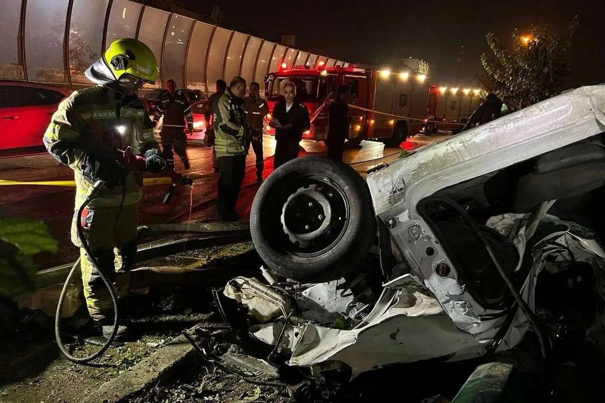 انحراف پژو ۲۰۶ در بزرگراه حکیم تهران/ ۲ جوان جان باختند
