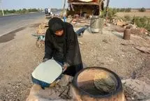 تصاویر؛ نان داغ زنان چذابه در گرمای سوزان مسیر اربعین