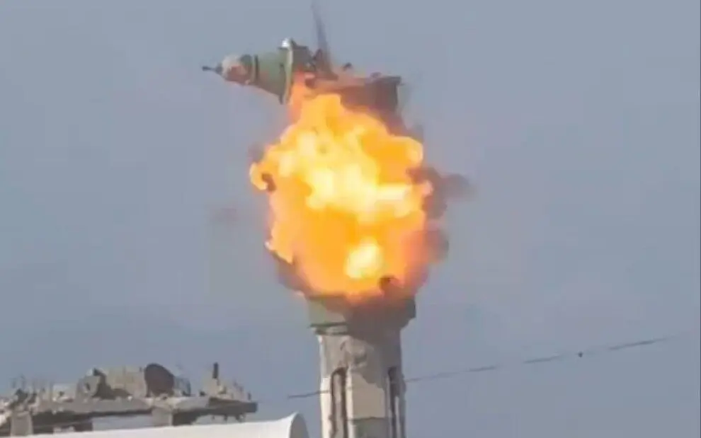 لحظه اصابت پهپاد اسرائیلی به مناره یک مسجد