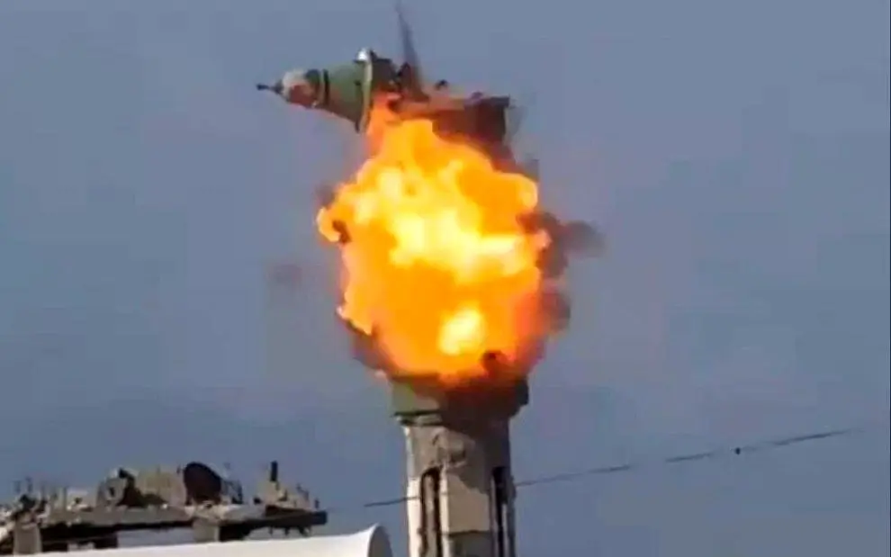 لحظه اصابت پهپاد اسرائیلی به مناره یک مسجد