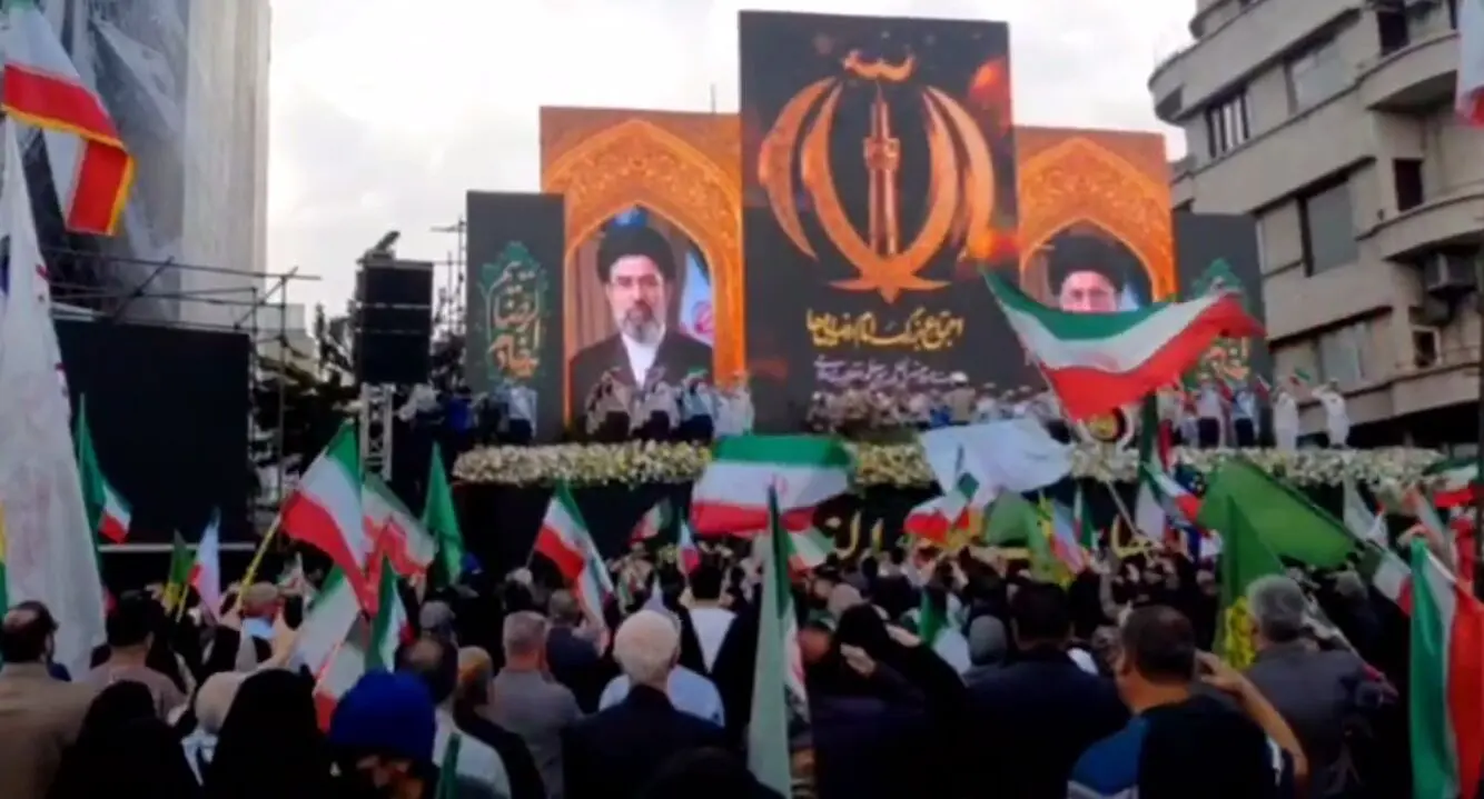 همخوانی سرود جمهوری اسلامی در میدان انقلاب