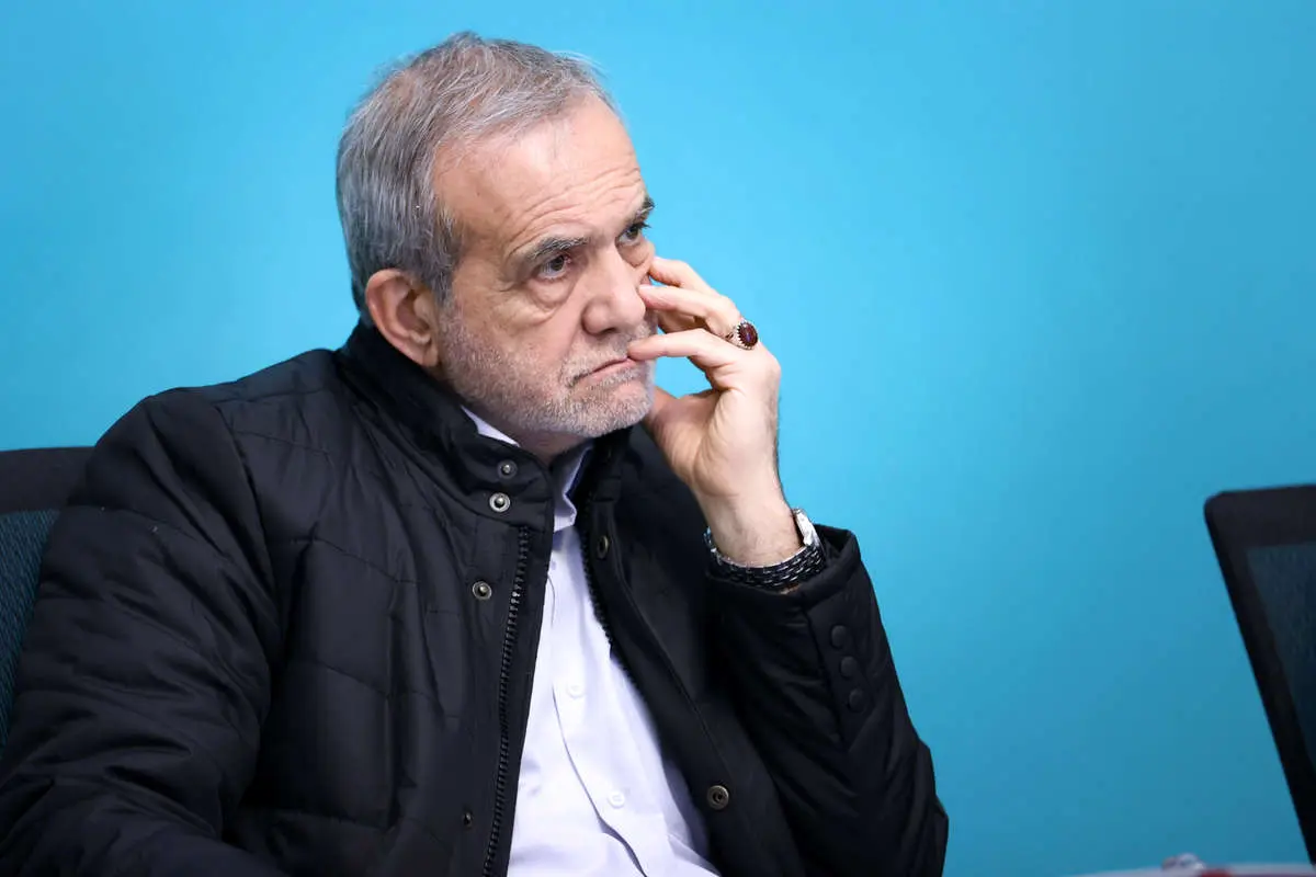 انتقاد تند روزنامه اصولگرا از مدعیان انقلابیگری: دنبال مسخره کردن پزشکیان و بردن آبروی این و آن هستید