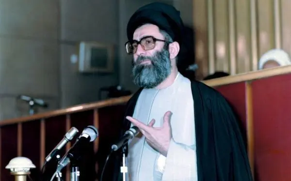  تصاویری از جلسه انتخاب آیت الله خامنه‌ای به عنوان رهبر انقلاب اسلامی