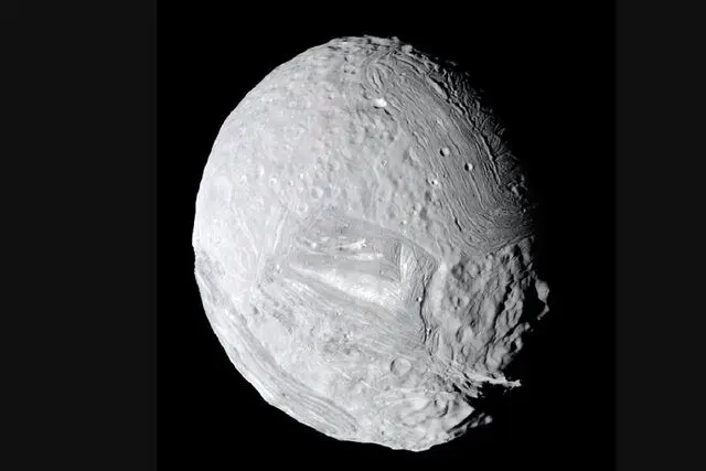 عکس روز ناسا؛ نمایی شگفت‌انگیز از قمر مرموز سیاره زحل