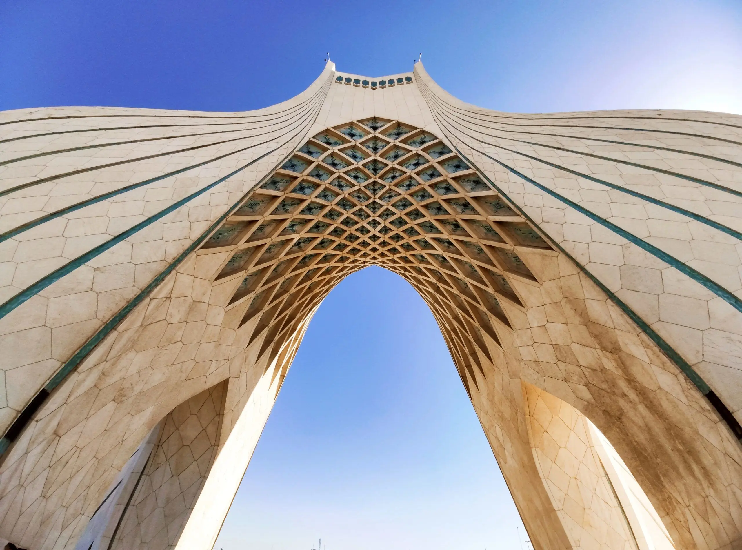 ببینید؛ امضای مخفی معمار در بنای برج آزادی