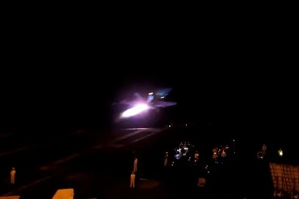عملیات پرواز شبانه بر عرشه ناو هواپیمابر جورج واشنگتن