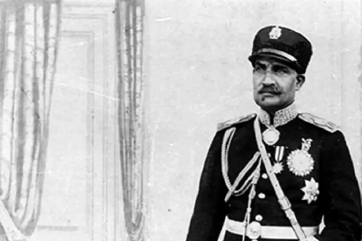 «رضاخان» چند روز قبل استعفا به همراه محمدرضا پهلوی؛ سال 1320 