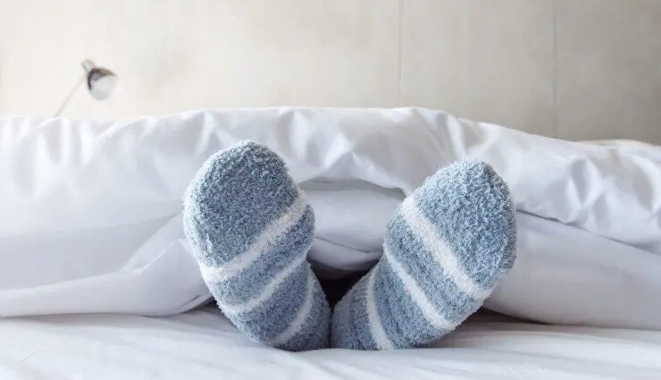 خوابیدن با جوراب برای سلامتی مفید است یا مضر؟ 