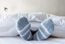 خوابیدن با جوراب برای سلامتی مفید است یا مضر؟ 