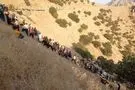 همکاری مردم اورامان برای بیرون کشیدن خودرو از ته دره