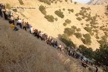 همکاری مردم اورامان برای بیرون کشیدن خودرو از ته دره