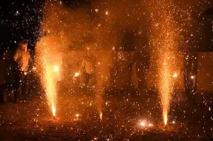 ببینید؛ آتش‌سوزی مهیب در فروشگاه‌های وسایل ترقه‌فروشی