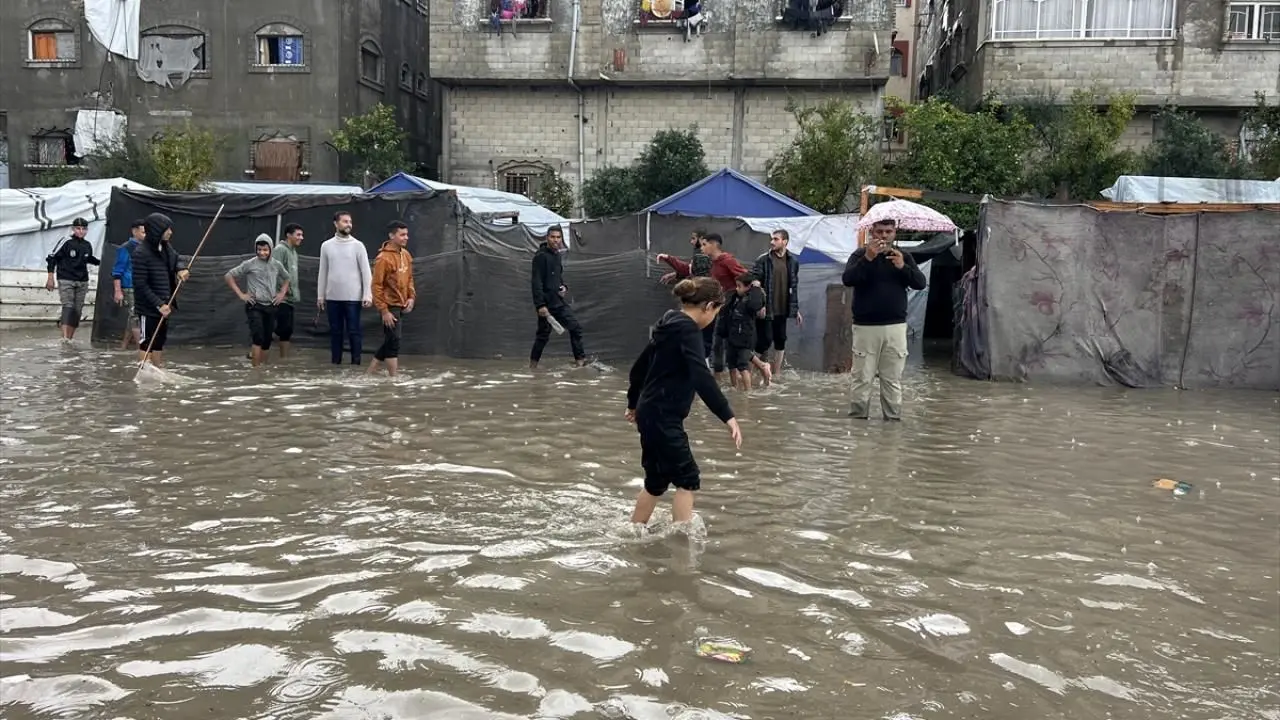 تصاویری از لحظه نجات یک زن از سیل در مراکش