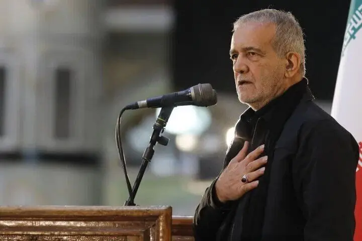  واکنش جالب پزشکیان به خیرمقدم مجری در مصلی امام خمینی (ره)