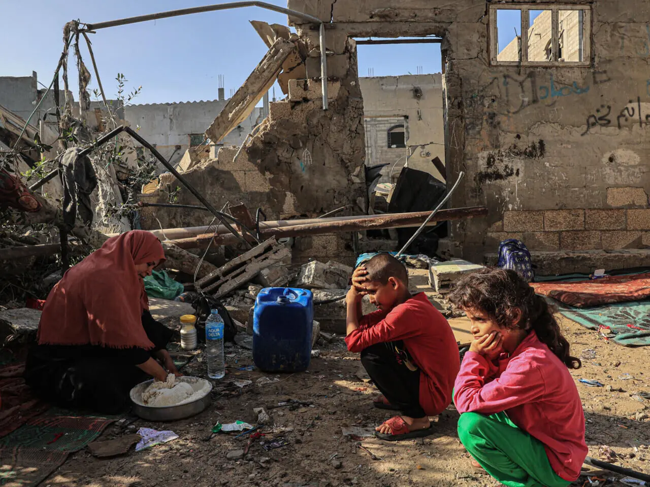 ببینید؛ هنرمند فلسطینی تابلوهایش را شکست تا برای کودکانش غذا درست کند

