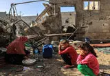 ببینید؛ هنرمند فلسطینی تابلوهایش را شکست تا برای کودکانش غذا درست کند

