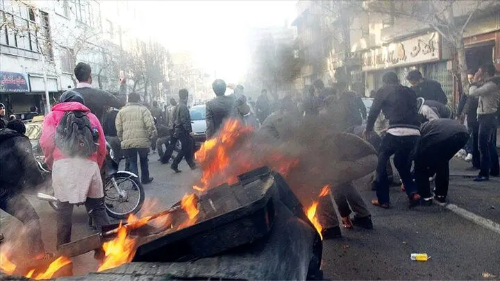 تندروهای داخل و خارج از جامعه دانشگاهی انتظار بیجا نداشته باشند؛ آنها طرفدار جنگ و خشونت نمی شوند