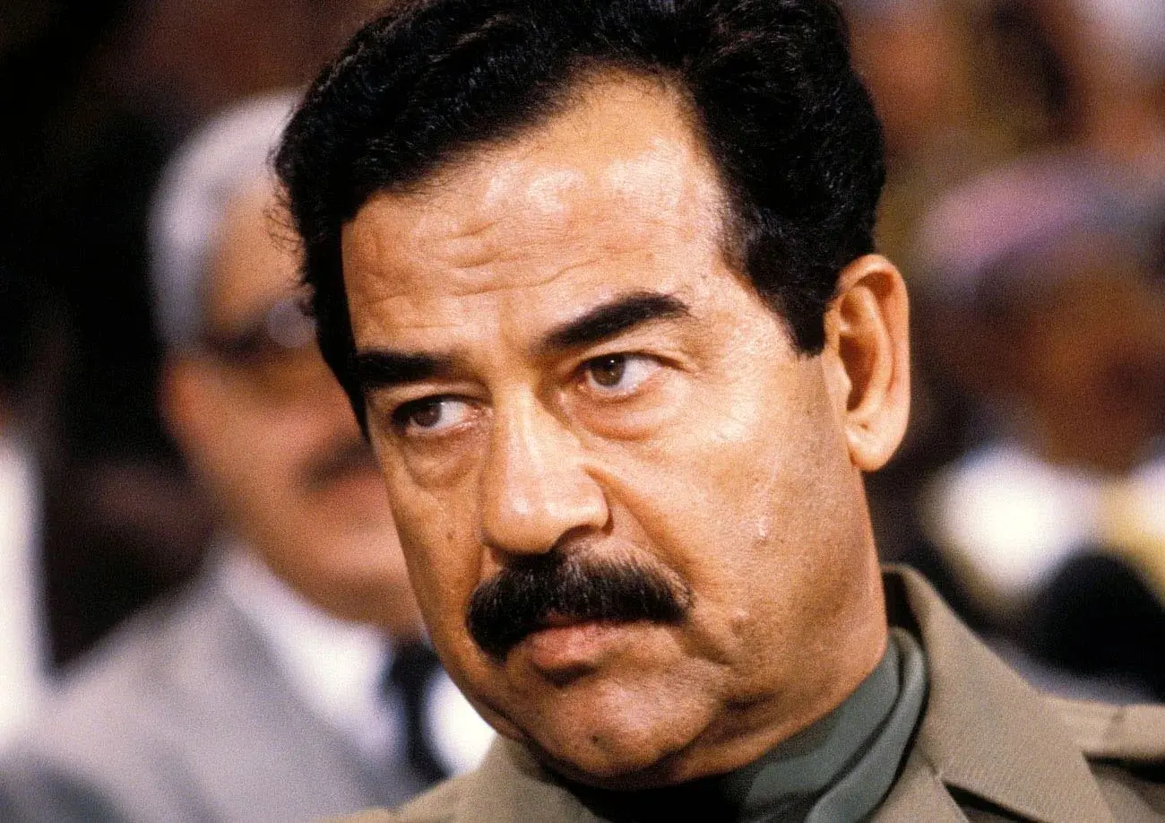 «صدام حسین» با لباس احرام در کعبه 40 سال قبل
