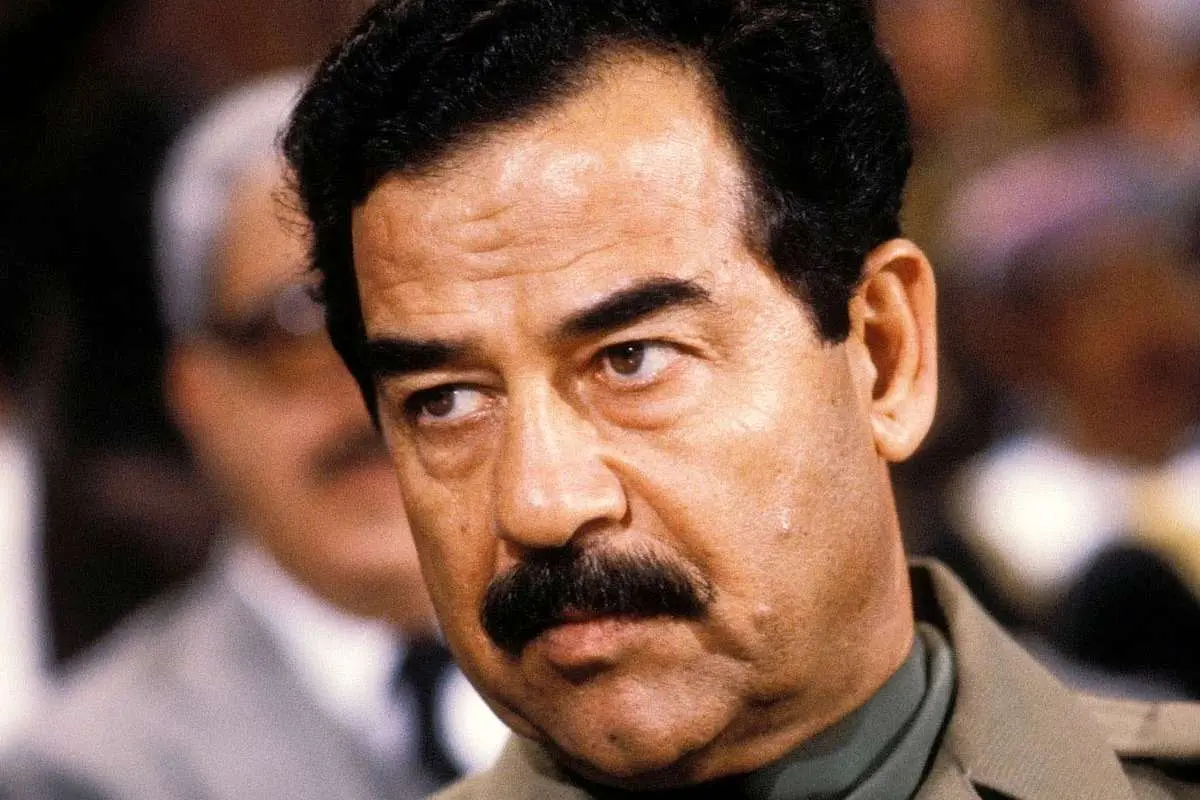 «صدام حسین» با لباس احرام در کعبه 40 سال قبل