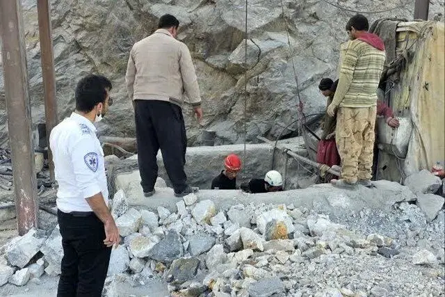 محبوس شدن ۲۴ نفر در پی ریزش معدن بافق