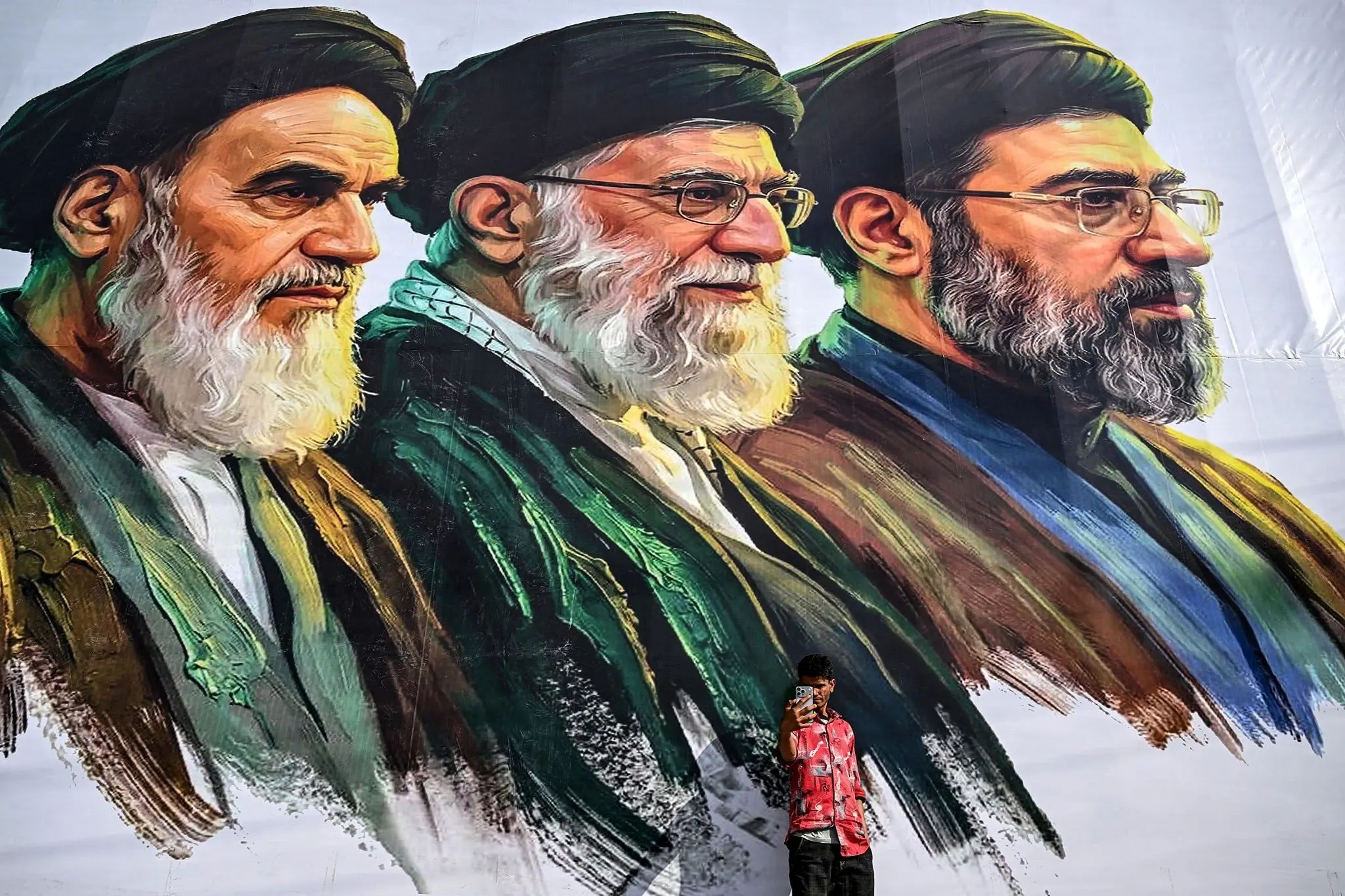 نصب تصویر عظیم از رهبران ایران در کشمیر