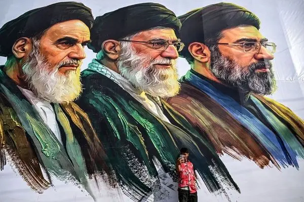 نصب تصویر عظیم از رهبران ایران در کشمیر