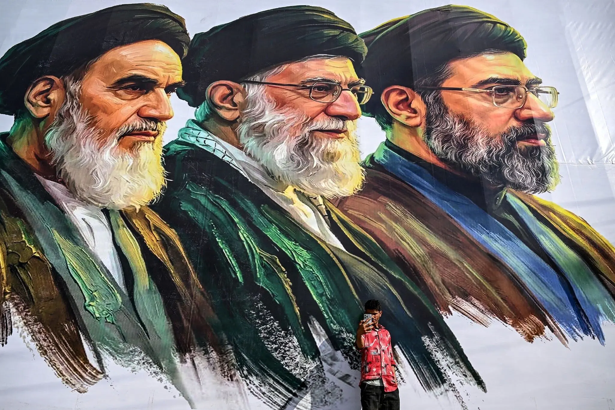 نصب تصویر عظیم از رهبران ایران در کشمیر