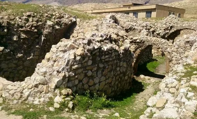 سفری به تاریکی و نور؛ تجربه راهروهای قلعه «هزار در» دره‌شهر
