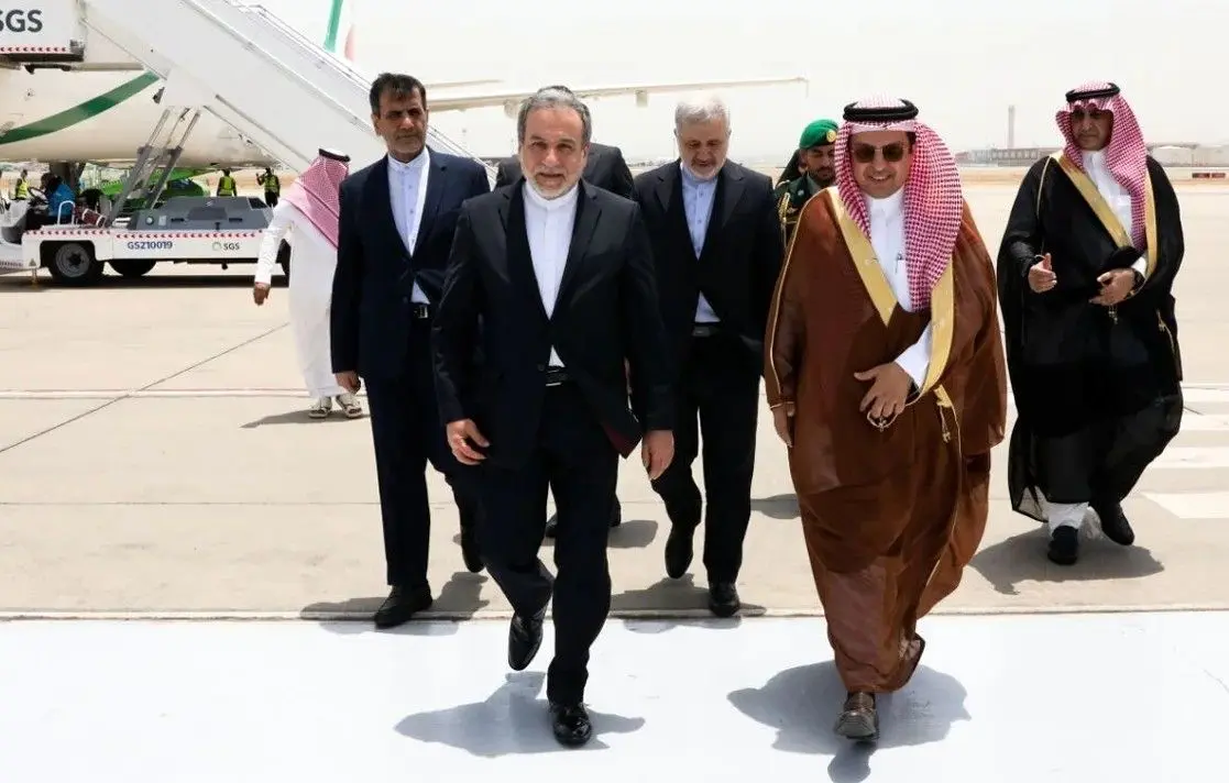 ببینید؛ استقبال عربستان از عراقچی؛ مقام‌های عالی رتبه عربستان آمدند