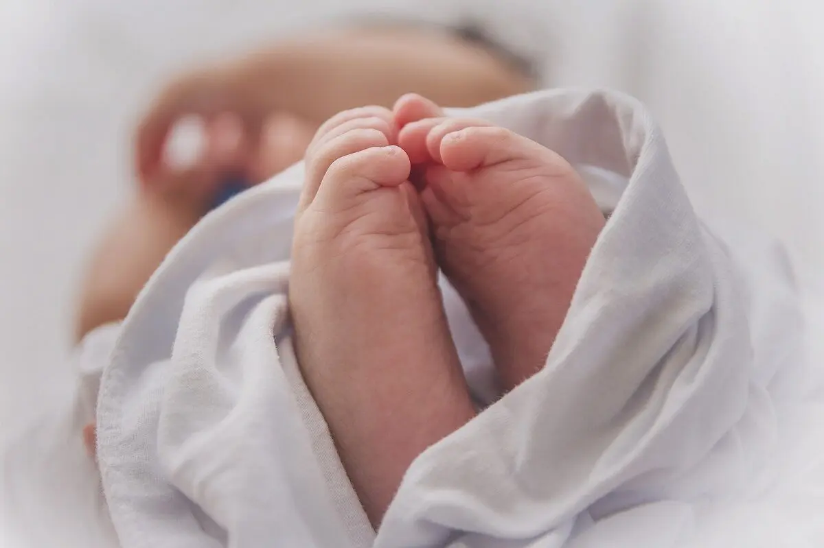 زن معتاد منکر فروش ۱۰۰ میلیونی نوزادش شد