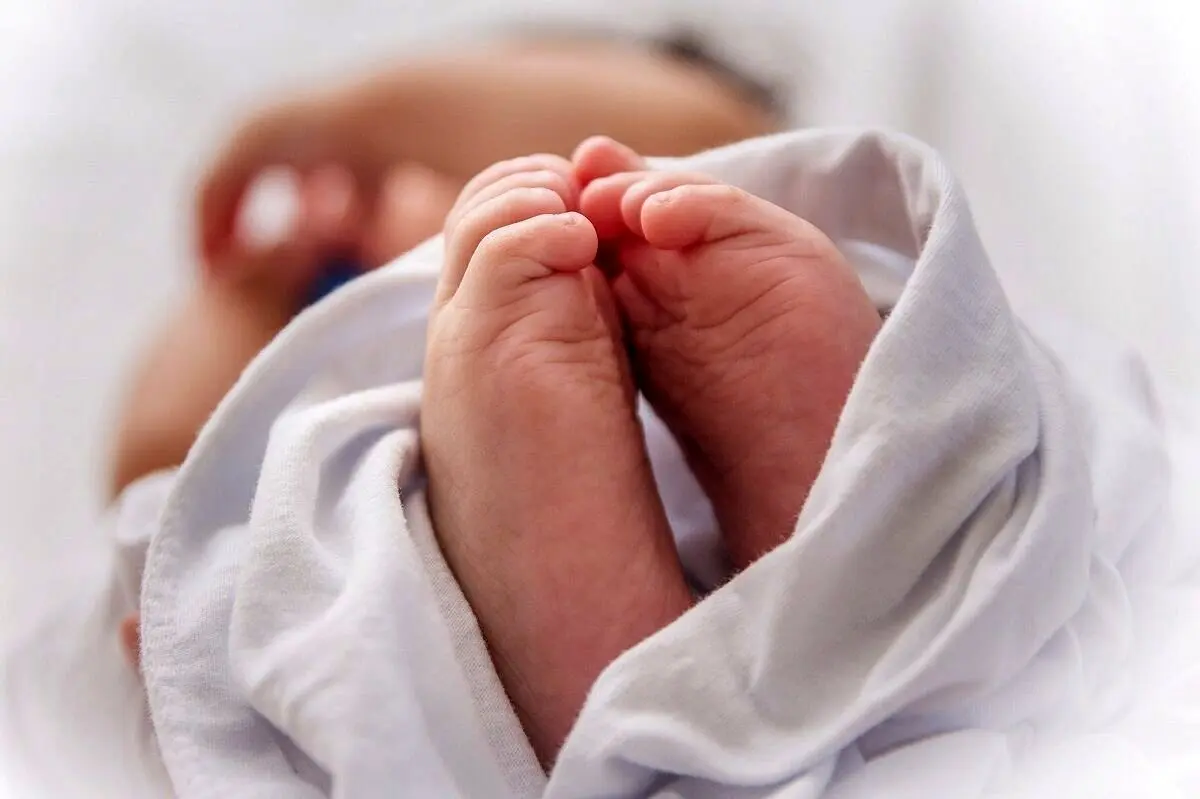 زن معتاد منکر فروش ۱۰۰ میلیونی نوزادش شد