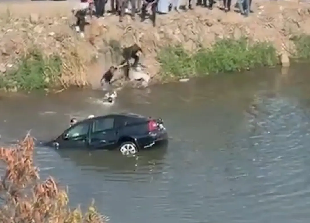  نجات یک خانواده از خودروی در حال غرق شدن