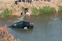  نجات یک خانواده از خودروی در حال غرق شدن