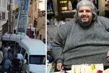 ببینید؛ انتقال جسد یکی از چاق‌ترین مردان جهان با جرثقیل