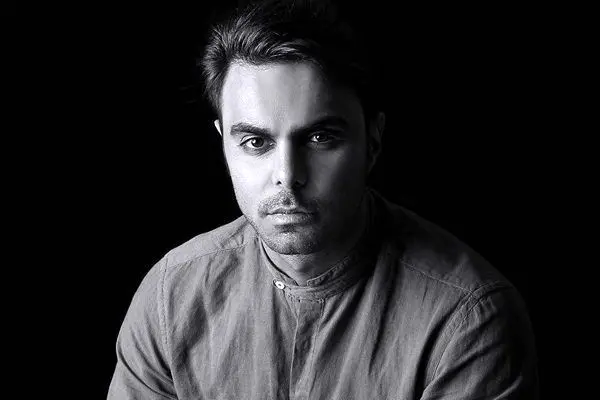 شب یلدا 1404: مهدی ماهانی بازیگر سریال ستایش با یک انار در حرم امام رضا (ع)