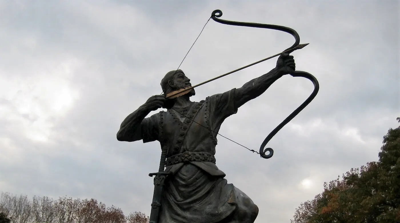 سازنده مجسمه آرش کمانگیر در میدان ونک: یک مدیر گیر داده بود که چرا سیکس پک دارد؟ تحریک کننده است!