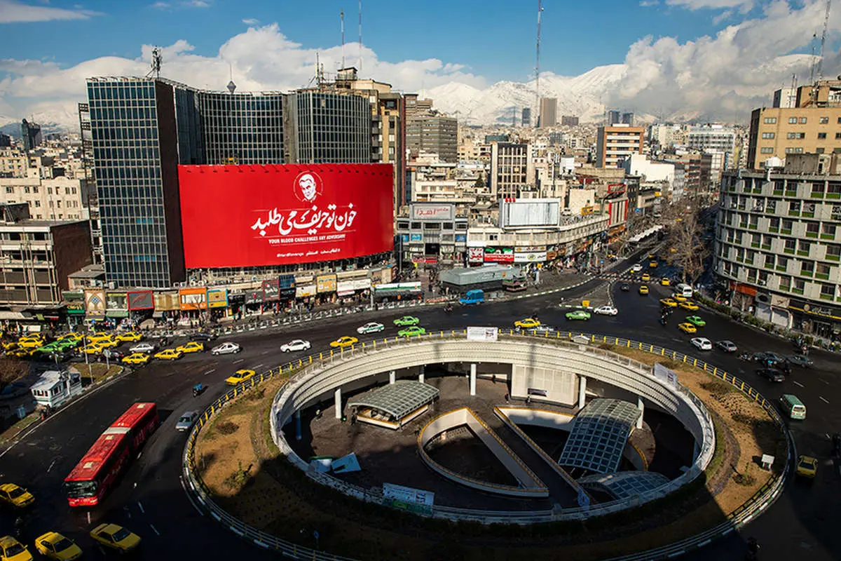 دیوارنگاره میدان ولیعصر با تصویری از شهید ایزدی