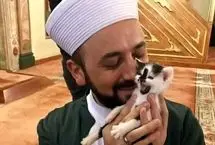 ببینید؛ گربه مهمان ناخوانده اذان در یک مسجد