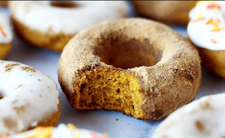 دونات کدو حلوایی؛ شیرینی خوشمزه با عطر و بوی پاییز