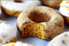 دونات کدو حلوایی؛ شیرینی خوشمزه با عطر و بوی پاییز 
