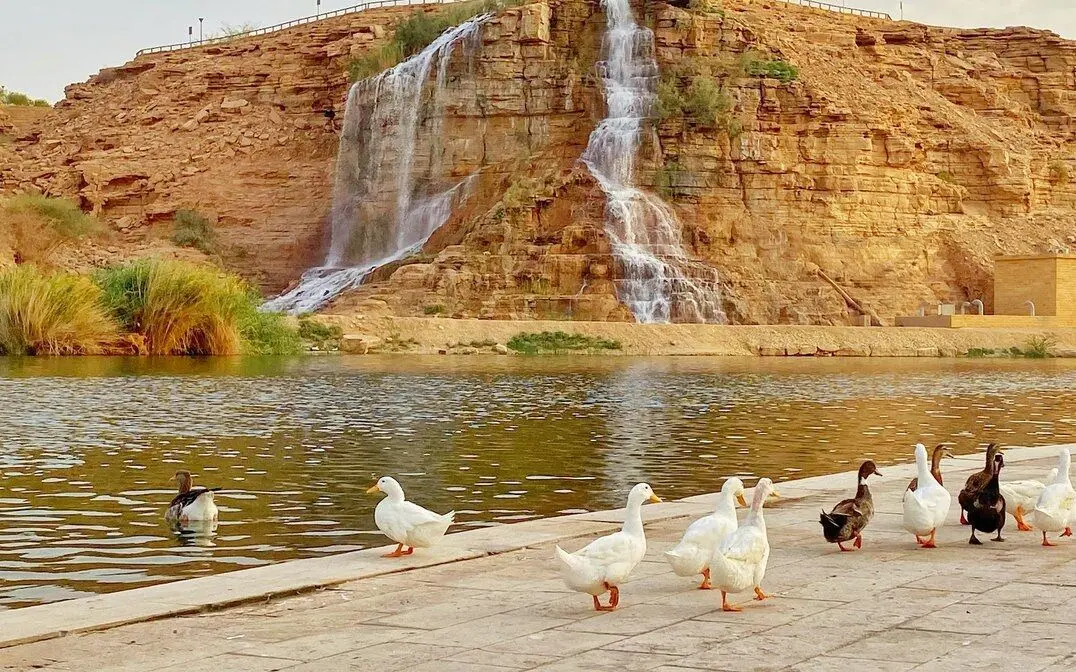 بارش شدید باران در شمال ریاض رودخانه دائمی آفرید