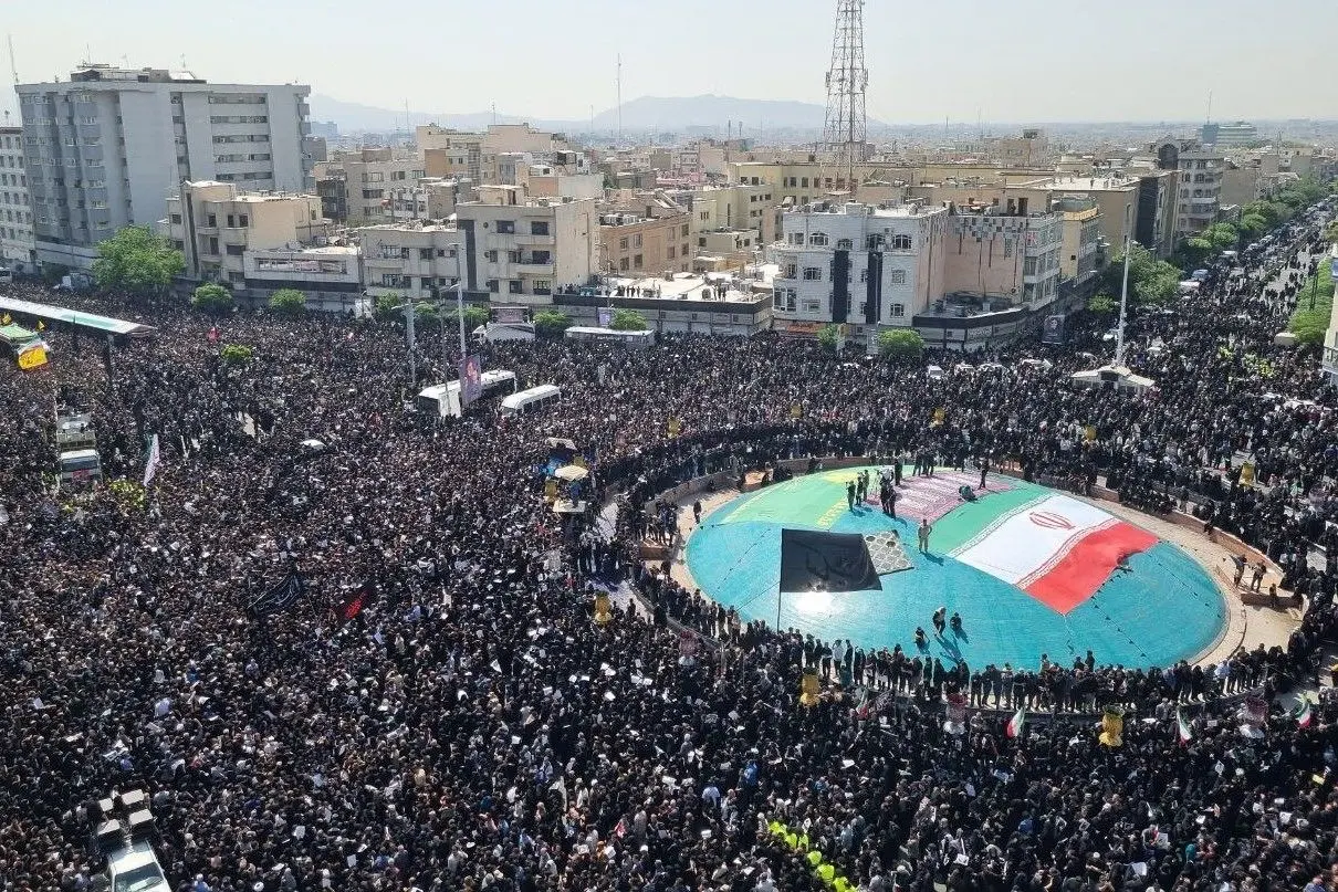 تصویر هوایی پربازدید از مراسم تشییع شهدا در میدان انقلاب تهران 