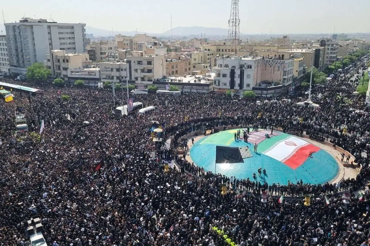 تصویر هوایی پربازدید از مراسم تشییع شهدا در میدان انقلاب تهران