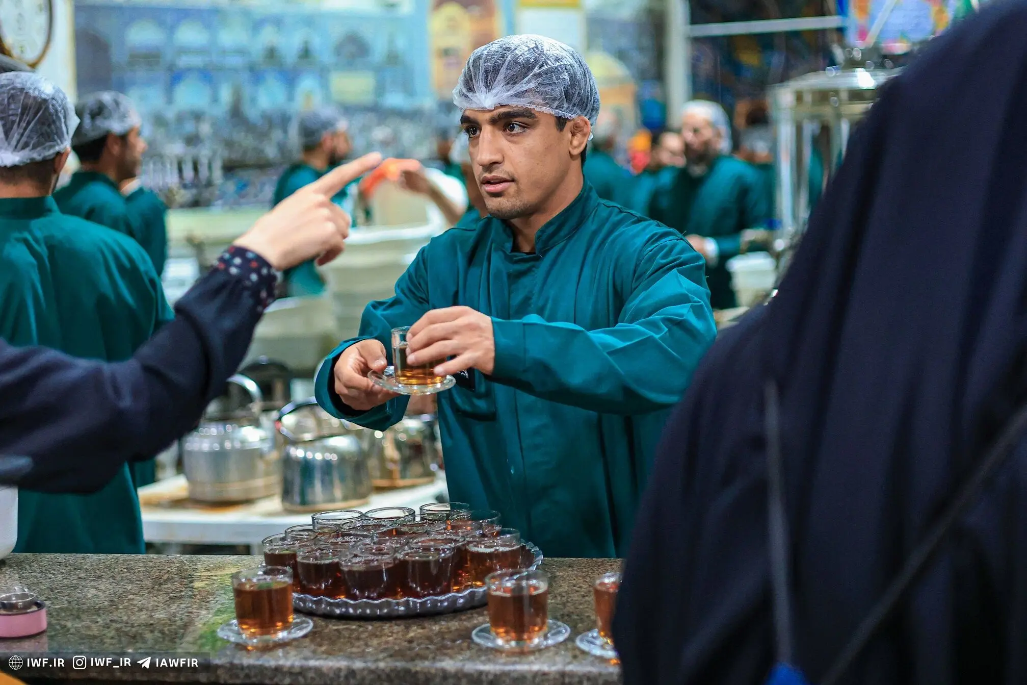 تصاویر؛ گوش شکسته‌ها در چایخانه امام رضا(ع)