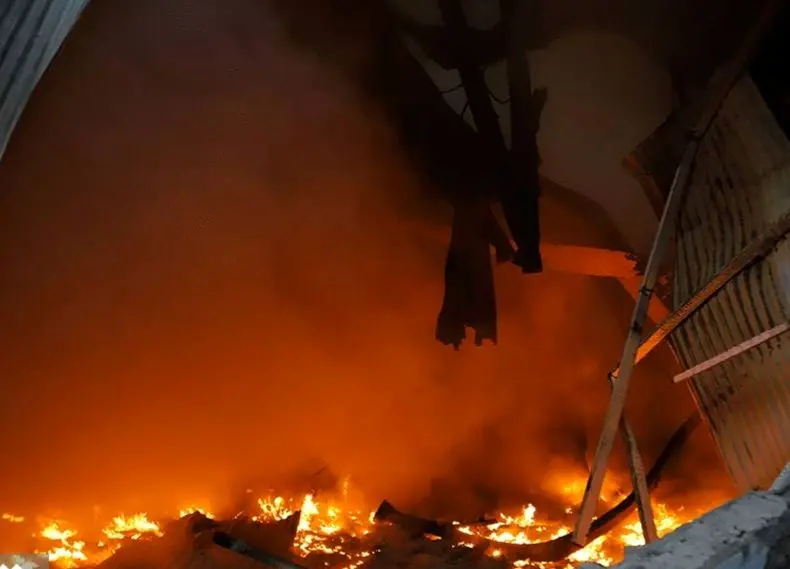 تصاویر؛ آتش‌سوزی در کارخانه تک‌نخ نوشهر