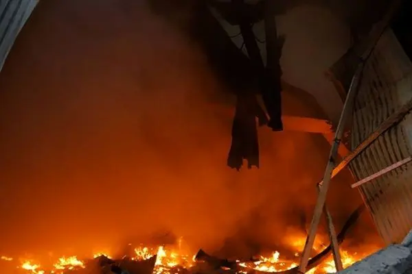 تصاویر؛ آتش‌سوزی در کارخانه تک‌نخ نوشهر