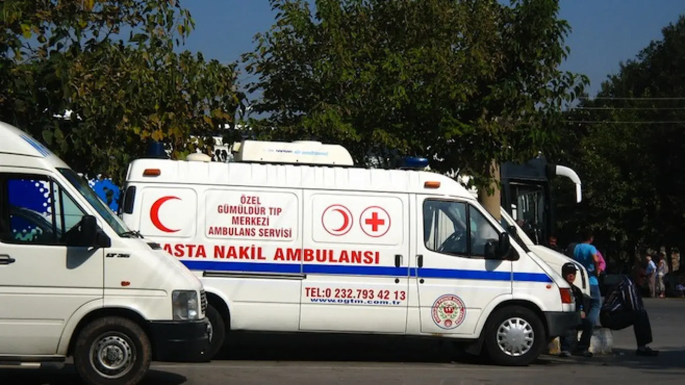 واژگونی آمبولانس بر اثر برخورد شدید خودرو