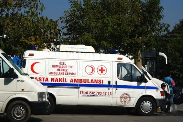 واژگونی آمبولانس بر اثر برخورد شدید خودرو